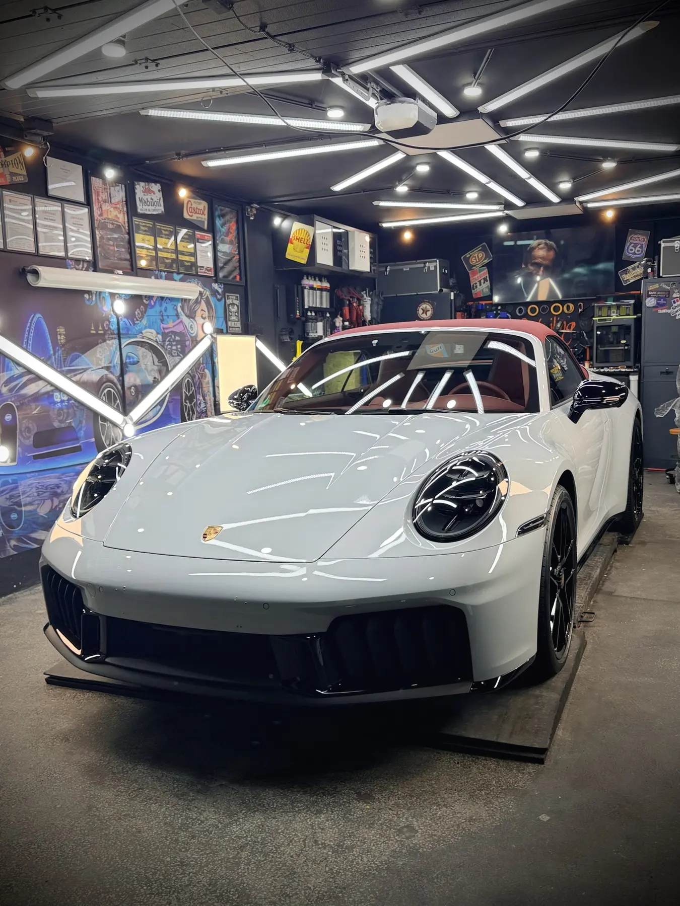 Weißer Porsche 911 im Studio
